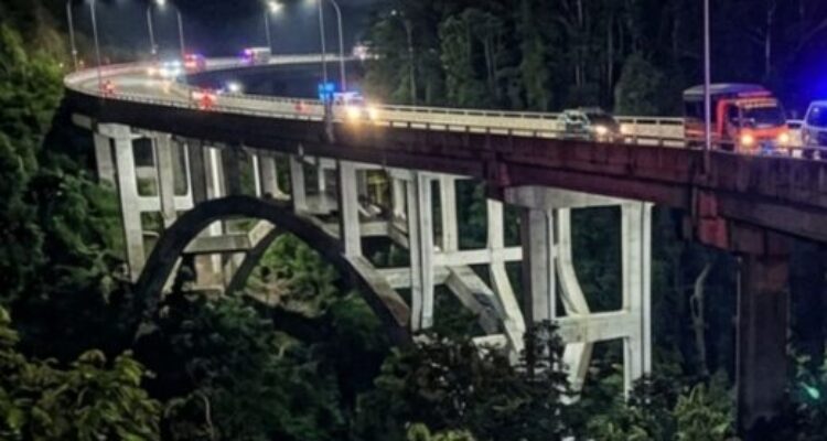 satu-unit-mobil-dilaporkan-terjun-bebas-ke-dalam-jurang-di-kelok-sembilan