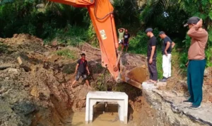 pulihkan-akses-warga,-pemkab-dharmasraya-perbaiki-gorong-gorong-jalan-nagari-simalidu pulihkan-akses-warga,-pemkab-dharmasraya-perbaiki-gorong-gorong-jalan-nagari-simalidu