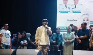 fauzana-dan-ajo-buset-hipnotis-ribuan-warga-di-hut-ke-24-pariaman fauzana-dan-ajo-buset-hipnotis-ribuan-warga-di-hut-ke-24-pariaman