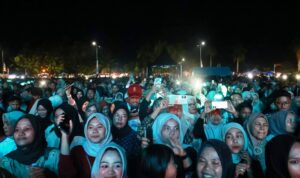 fauzana-dan-ajo-buset-hibur-ribuan-warga-di-puncak-hari-jadi-ke-24-kota-pariaman