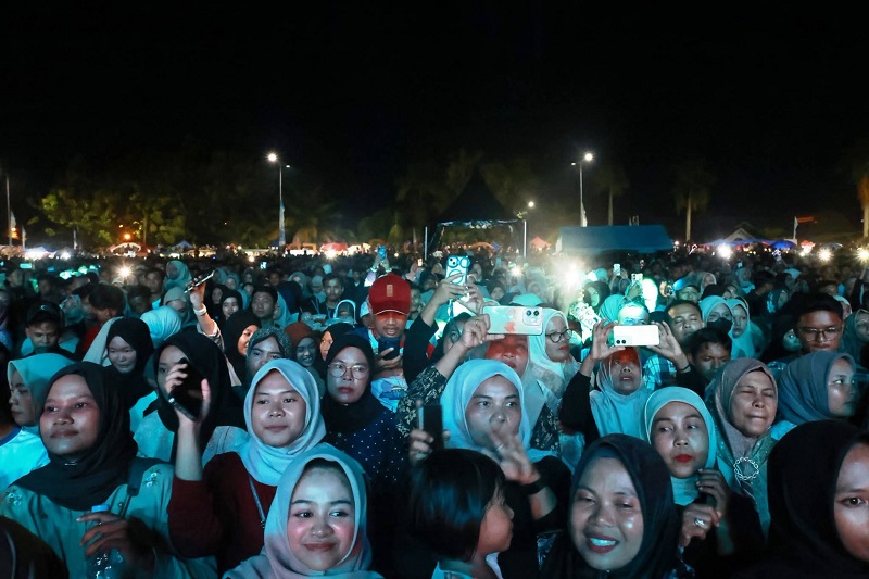fauzana-dan-ajo-buset-hibur-ribuan-warga-di-puncak-hari-jadi-ke-24-kota-pariaman