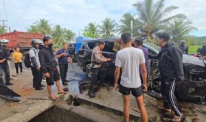 kecelakaan-di-sicincin,-sopir-travel-tewas-terjepit kecelakaan-di-sicincin,-sopir-travel-tewas-terjepit