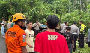 truk-besi-gagal-menanjak-di-padang-pariaman,-kernet-tewas-terjepit,-tim-sar-gerak-cepat-evakuasi-korban truk-besi-gagal-menanjak-di-padang-pariaman,-kernet-tewas-terjepit,-tim-sar-gerak-cepat-evakuasi-korban