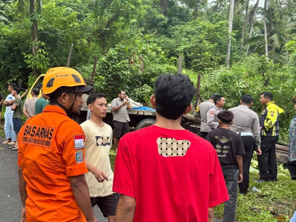 truk-besi-gagal-menanjak-di-padang-pariaman,-kernet-tewas-terjepit,-tim-sar-gerak-cepat-evakuasi-korban
