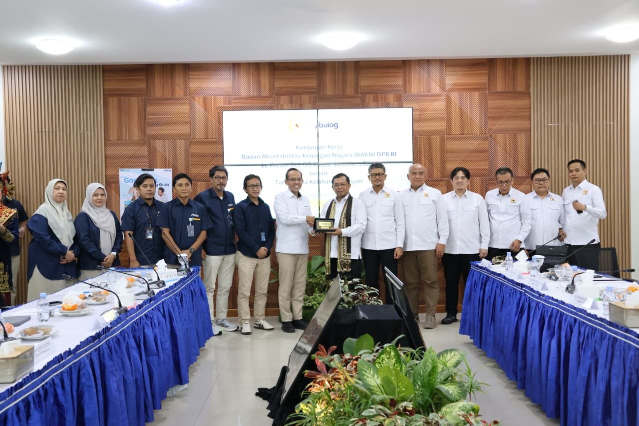 kunjungi-bulog-sumbar,-bakn-dpr-ri-tegaskan-dukungan-pendanaan-untuk-stabilisasi-pangan