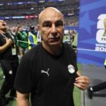 pelatih-mesir-bersitegang-dengan-suporter-argentina-usai-bendera-israel-dikibarkan-di-hadapannya
