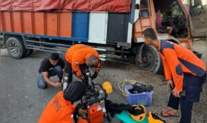 hilang-kendali,-truk-karet-hantam-pohon-sawit-di-jalan-raya-simpang-4-aia-gadang-pasbar