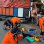 hilang-kendali,-truk-karet-hantam-pohon-sawit-di-jalan-raya-simpang-4-aia-gadang-pasbar