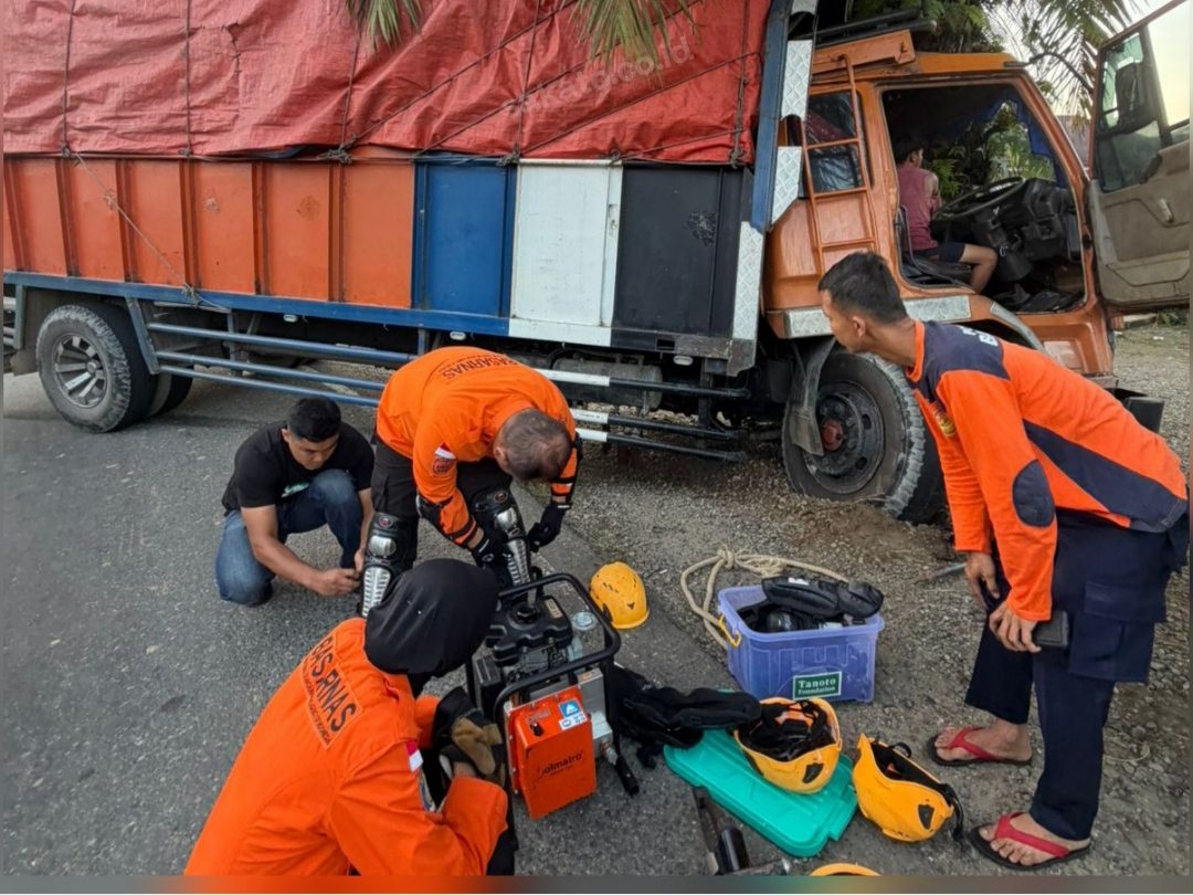 hilang-kendali,-truk-karet-hantam-pohon-sawit-di-jalan-raya-simpang-4-aia-gadang-pasbar
