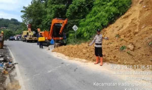 akses-jalan-gunung-padang-kembali-normal-usai-pembersihan-material-longsor akses-jalan-gunung-padang-kembali-normal-usai-pembersihan-material-longsor