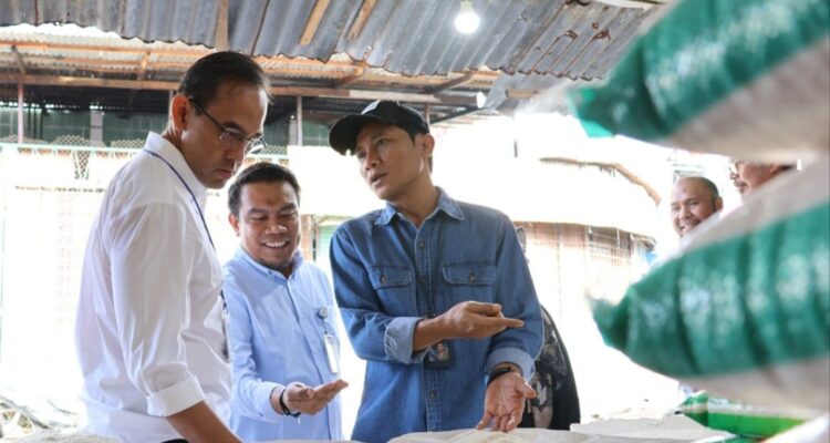 jamin-pasokan-dan-harga-aman,-direktur-pemasaran-bulog-turun-langsung-pantau-harga-beras-dan-minyakita-di-sumbar