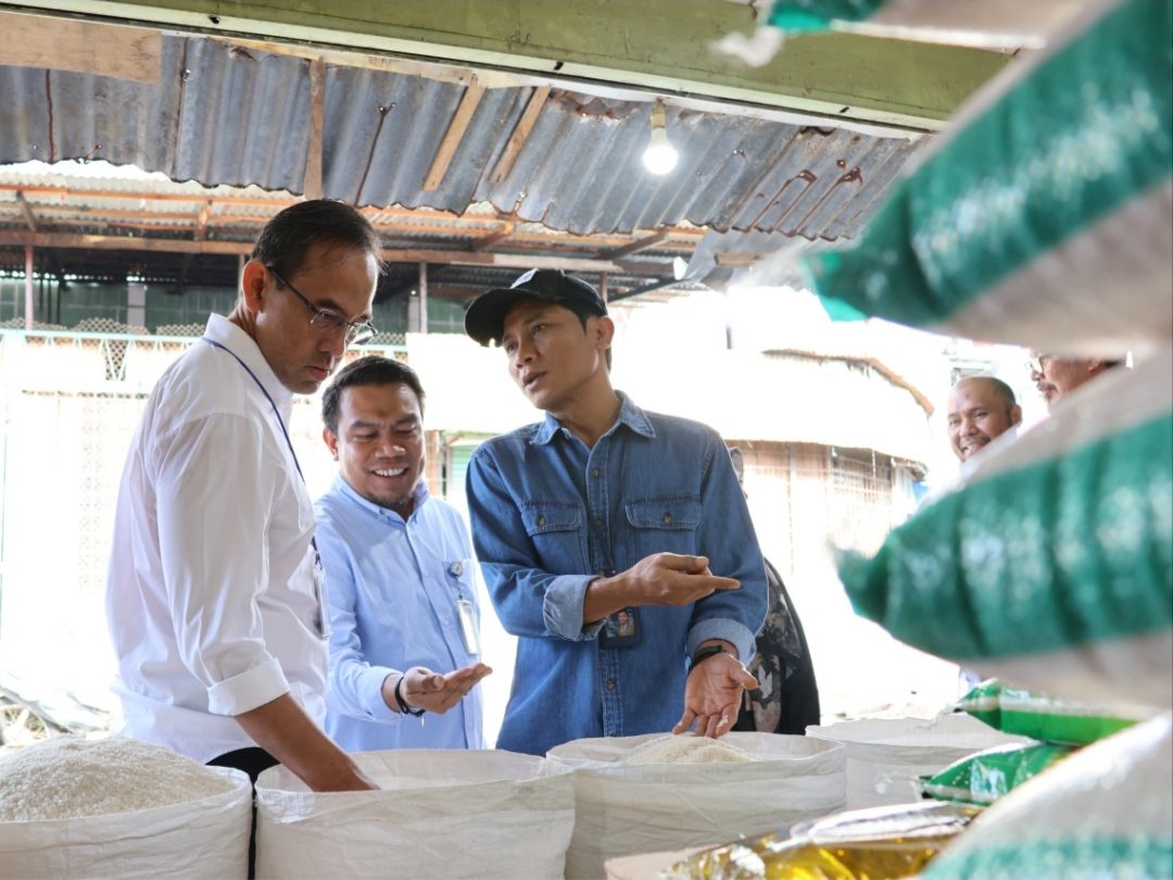 jamin-pasokan-dan-harga-aman,-direktur-pemasaran-bulog-turun-langsung-pantau-harga-beras-dan-minyakita-di-sumbar