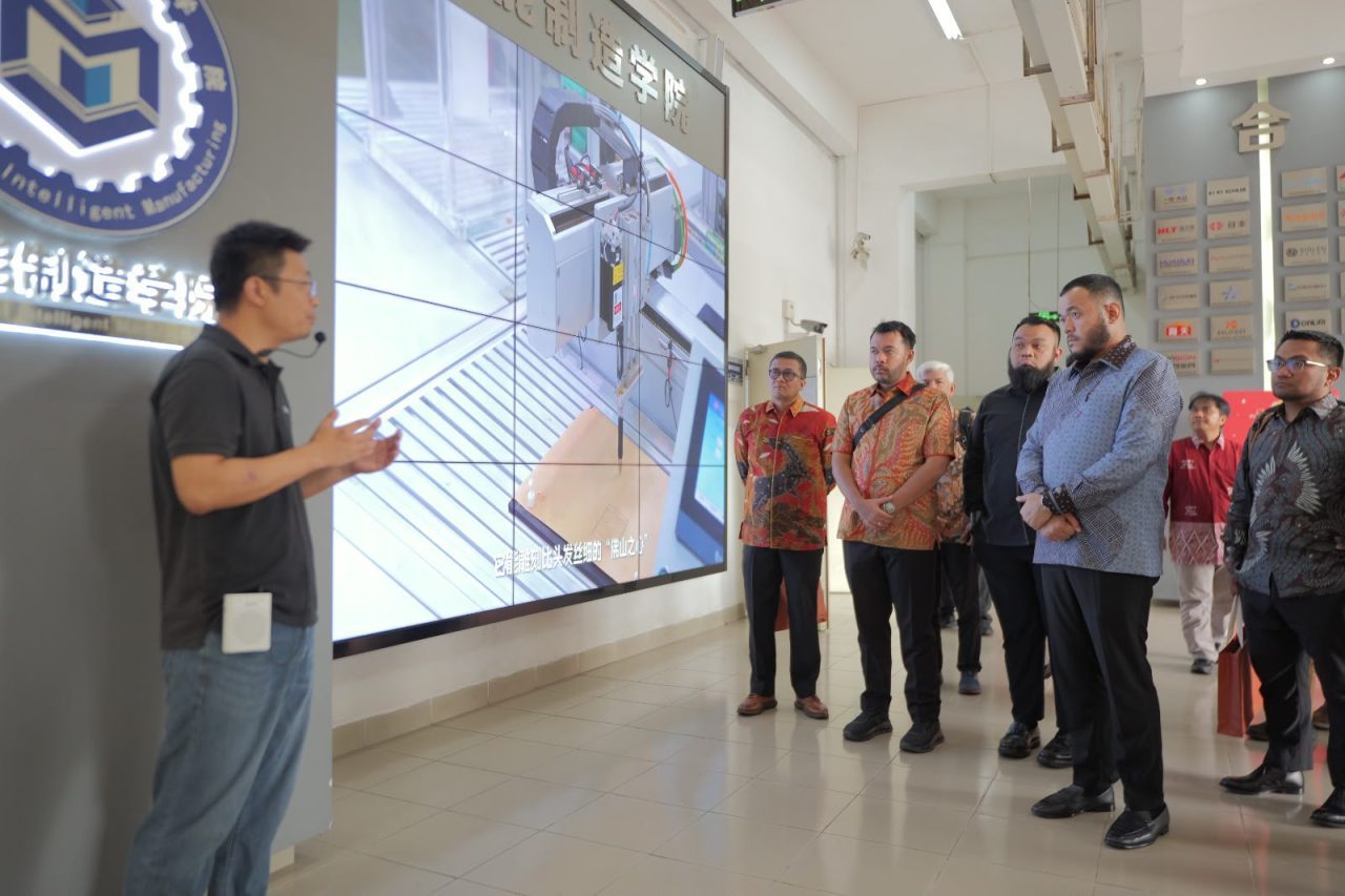padang-juara-mendunia:-wali-kota-fadly-amran-boyong-rektor-se-kota-padang-jajaki-kerja-sama-dual-degree-dengan-foshan-polytechnic-china