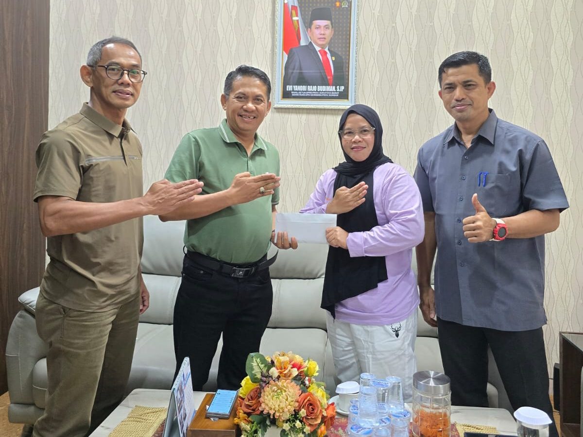 wakil-ketua-dprd-sumbar-evi-yandri-lepas-wasit-inkado-sumbar-ikuti-ujian-sertifikasi-akf-di-bangladesh