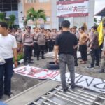 pagar-kejaksaan-tinggi-sumbar-dijebol-pendemo