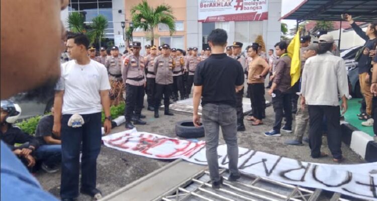 pagar-kejaksaan-tinggi-sumbar-dijebol-pendemo