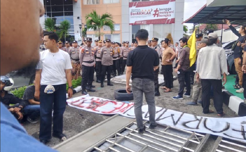 pagar-kejaksaan-tinggi-sumbar-dijebol-pendemo