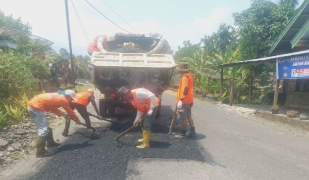 jalan-manggopoh–padang-luar-rusak-parah,-perbaikan-segera-dimulai