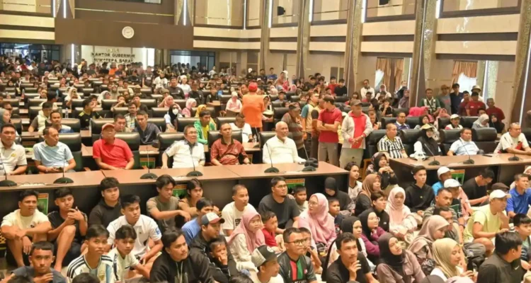 warga-padang-padati-kantor-gubernur-sumbar-untuk-nobar-perempat-final-piala-dunia