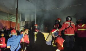 gudang-kopra-di-padang-selatan-hangus-diamuk-si-jago-merah