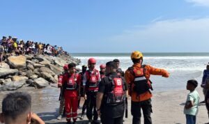 mandi-mandi-di-pantai-muaro-putuih-agam,-remaja-14-tahun-dilaporkan-terseret-ombak-dan-tenggelam mandi-mandi-di-pantai-muaro-putuih-agam,-remaja-14-tahun-dilaporkan-terseret-ombak-dan-tenggelam