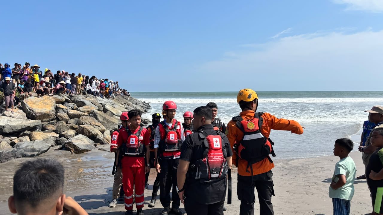 mandi-mandi-di-pantai-muaro-putuih-agam,-remaja-14-tahun-dilaporkan-terseret-ombak-dan-tenggelam
