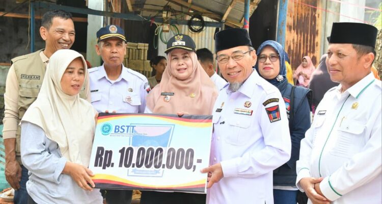 wawako-padang-serahan-bantuan-bagi-dua-keluarga-korban-kebakaran-di-karang-putih-batu-gadang-luki