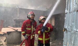 kebakaran-di-padang-barat,-satu-unit-rumah-hangus-dilahap-jago-merah kebakaran-di-padang-barat,-satu-unit-rumah-hangus-dilahap-jago-merah