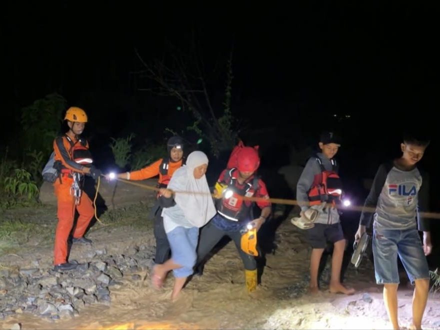 sempat-terjebak-di-dua-jorong,-ratusan-warga-sungai-batang-agam-selamat-dari-banjir