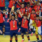 trump-bikin-momen-juara-spanyol-berubah-canggung,-ogah-turun-dari-podium-saat-trofi-piala-dunia-diangkat