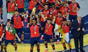 trump-bikin-momen-juara-spanyol-berubah-canggung,-ogah-turun-dari-podium-saat-trofi-piala-dunia-diangkat trump-bikin-momen-juara-spanyol-berubah-canggung,-ogah-turun-dari-podium-saat-trofi-piala-dunia-diangkat