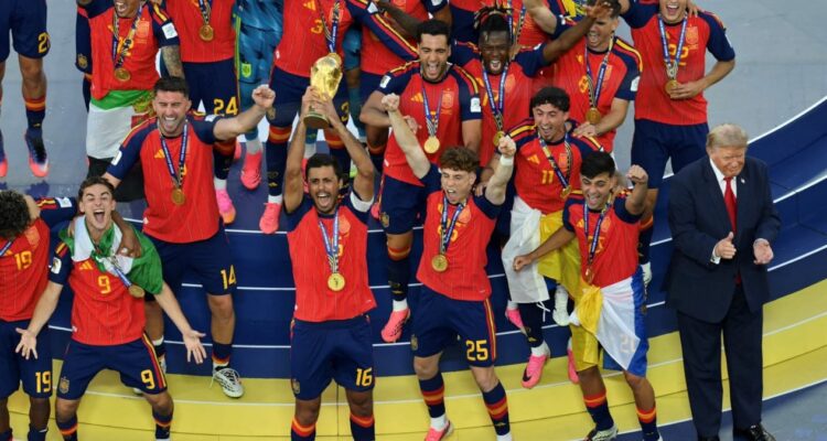 trump-bikin-momen-juara-spanyol-berubah-canggung,-ogah-turun-dari-podium-saat-trofi-piala-dunia-diangkat