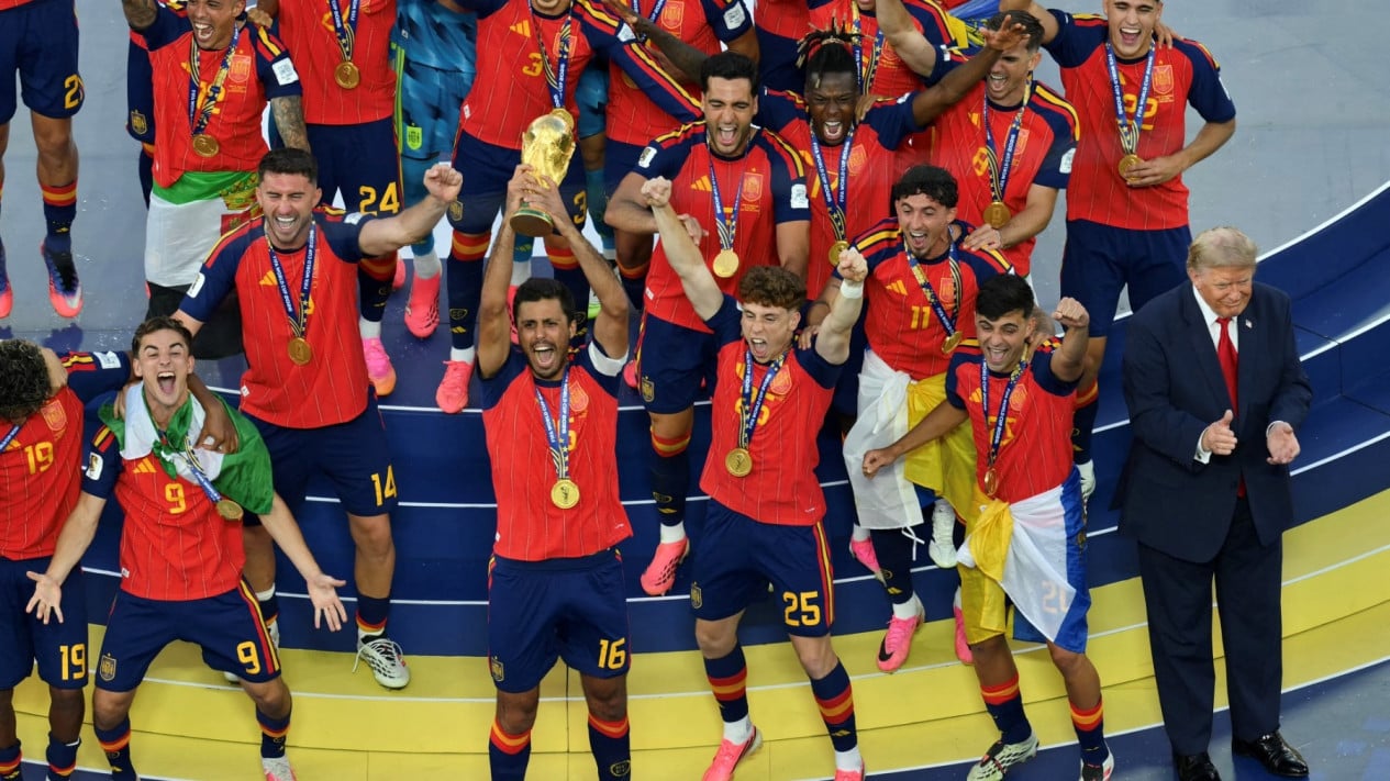trump-bikin-momen-juara-spanyol-berubah-canggung,-ogah-turun-dari-podium-saat-trofi-piala-dunia-diangkat