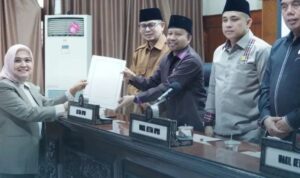 enam-fraksi-dprd-bukittinggi-sampaikan-pandangan-umum-ranperda-perubahan-perda-nomor-8-tahun-2023 enam-fraksi-dprd-bukittinggi-sampaikan-pandangan-umum-ranperda-perubahan-perda-nomor-8-tahun-2023