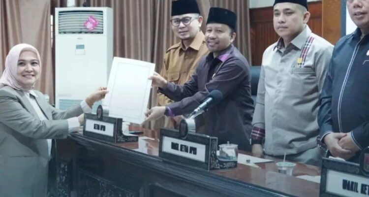 enam-fraksi-dprd-bukittinggi-sampaikan-pandangan-umum-ranperda-perubahan-perda-nomor-8-tahun-2023