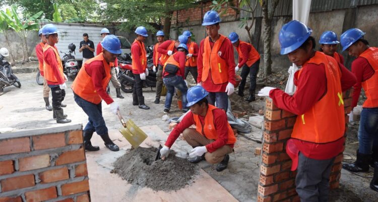 tingkatkan-kualitas-sdm-konstruksi,-pt-semen-padang-bekali-dan-sertifikasi-90-tukang-bangunan-di-jambi