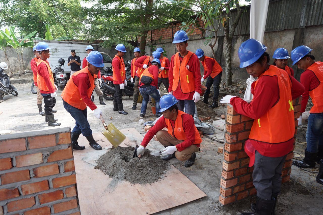 tingkatkan-kualitas-sdm-konstruksi,-pt-semen-padang-bekali-dan-sertifikasi-90-tukang-bangunan-di-jambi