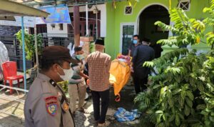 berawal-dari-aroma-tak-sedap,-warga-mata-air-padang-temukan-lansia-meninggal-dalam-rumahnya