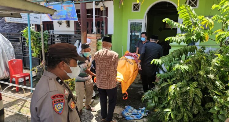 berawal-dari-aroma-tak-sedap,-warga-mata-air-padang-temukan-lansia-meninggal-dalam-rumahnya