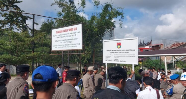 pemko-bukittinggi-pasang-plang-untuk-amankan-aset-milik-daerah-di-belakang-universitas-fort-de-kock