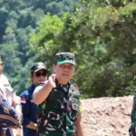 dorong-peningkatan-kualitas-jalan,-tim-wasev-mabes-tni-ad-tinjau-tmmd-ke-129-di-buluh-kasok