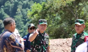 dorong-peningkatan-kualitas-jalan,-tim-wasev-mabes-tni-ad-tinjau-tmmd-ke-129-di-buluh-kasok