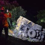 truk-rem-blong-terjun-ke-jurang-sitinjau-lauik-padang,-sopir-asal-lampung-selamat
