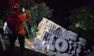 truk-rem-blong-terjun-ke-jurang-sitinjau-lauik-padang,-sopir-asal-lampung-selamat