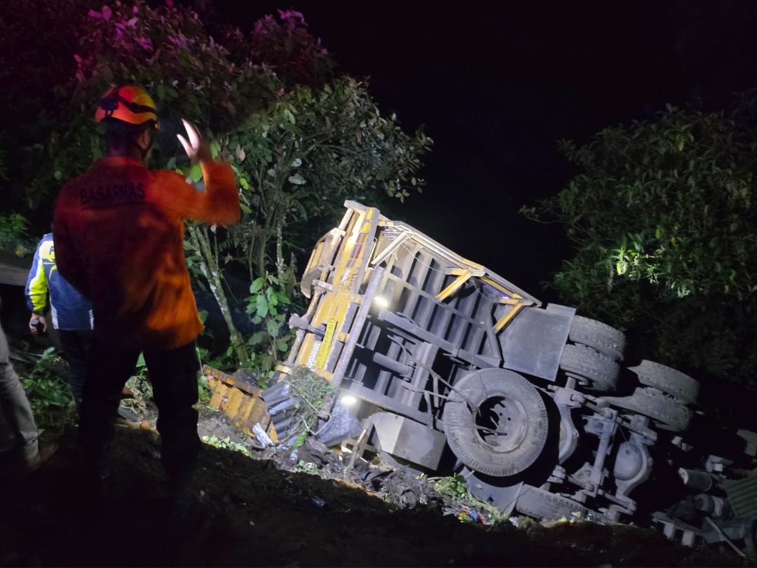 truk-rem-blong-terjun-ke-jurang-sitinjau-lauik-padang,-sopir-asal-lampung-selamat