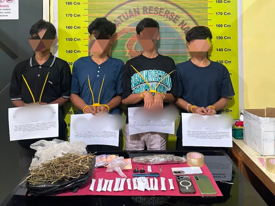 bikin-resah-warga,-4-remaja-di-pesisir-selatan-terciduk-asyik-transaksi-paket-ganja!
