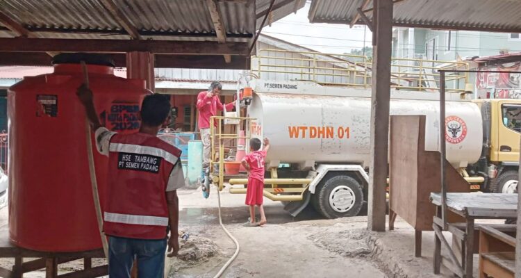 bantu-warga-terdampak-galodo,-pt-semen-padang-distribusikan-8.000-liter-air-bersih-di-pauh