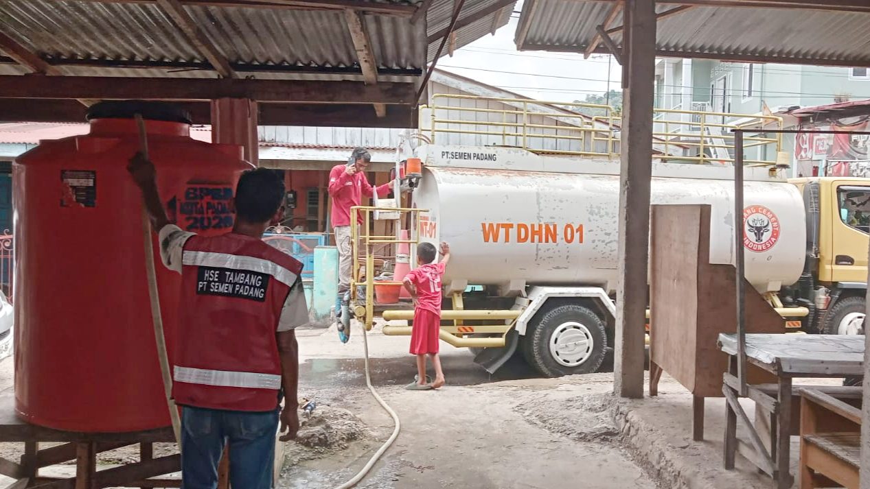 bantu-warga-terdampak-galodo,-pt-semen-padang-distribusikan-8.000-liter-air-bersih-di-pauh
