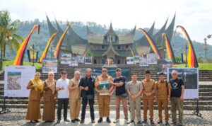 pameran-foto-prahara-pulau-emas-dibuka,-wabup-tanah-datar-ajak-masyarakat-belajar-dari-tragedi-bencana