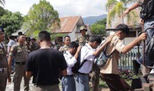 membolos-hingga-batas-kota,-10-pelajar-di-padang-diangkut-satpol-pp-dari-panorama-ladang-padi